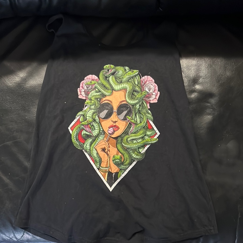 Medusa shirt w/ lollipop